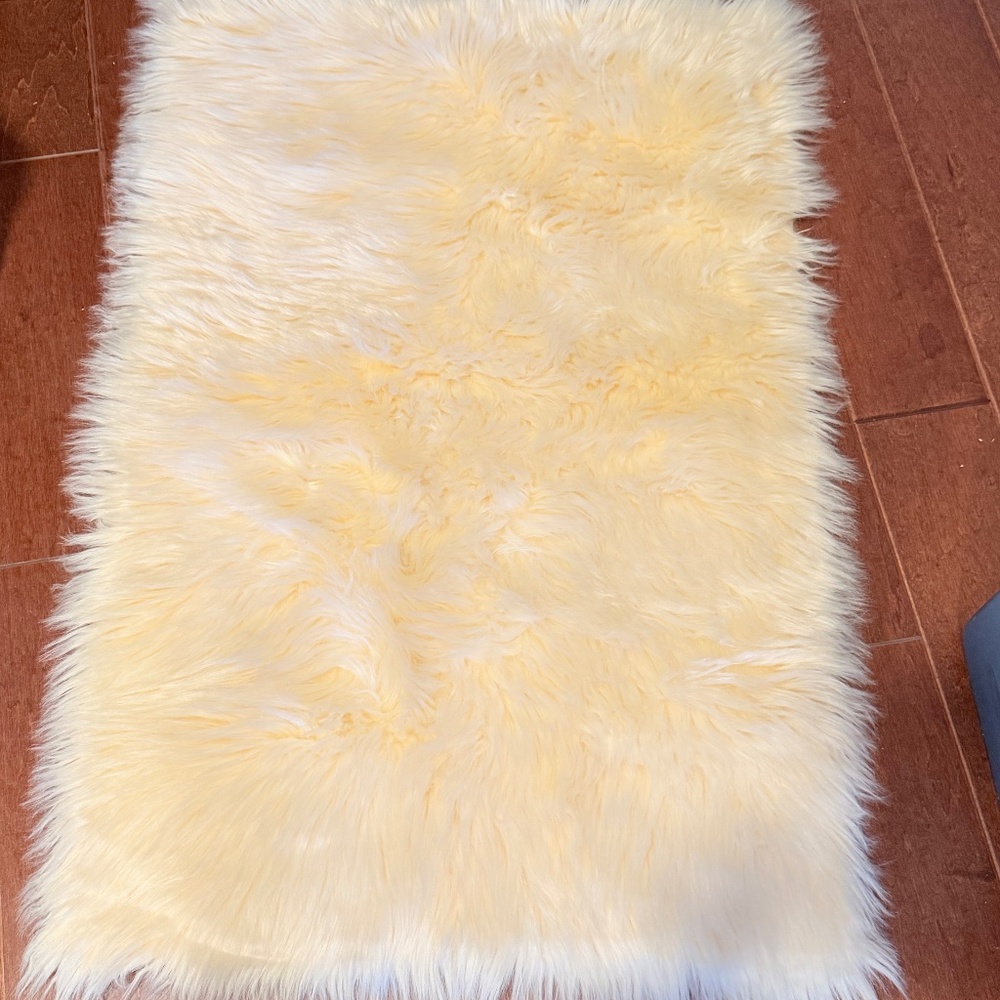 Faux Fur Sheepskin Rug 2 x 3 foot NWOT